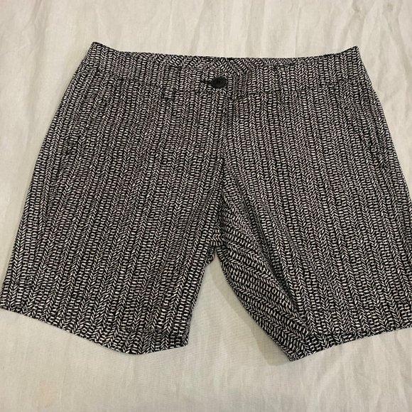 🌼🌼🌼 CABI WOMENS SHORTS SIZE 2 🌼🌼🌼 - Picture 1 of 8